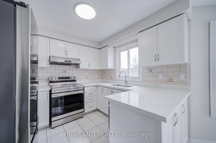 Photo 11 at 4802 Wild Rose Street, East Credit, Mississauga