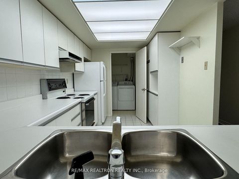 Photo 4 at 1706 - 5 Kenneth Avenue, Willowdale East, Toronto