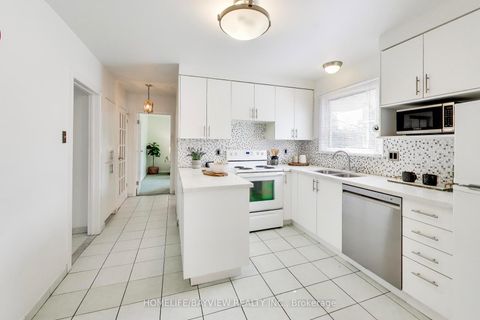 Photo 11 at 37 Beveridge Drive, Donalda, Toronto