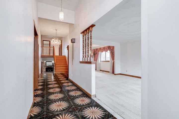 Photo 1 at 704 Hillman Crescent, Applewood, Mississauga