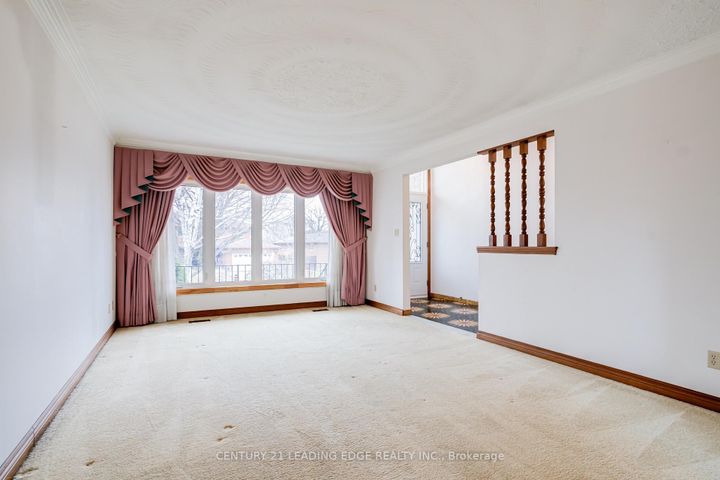 Photo 2 at 704 Hillman Crescent, Applewood, Mississauga