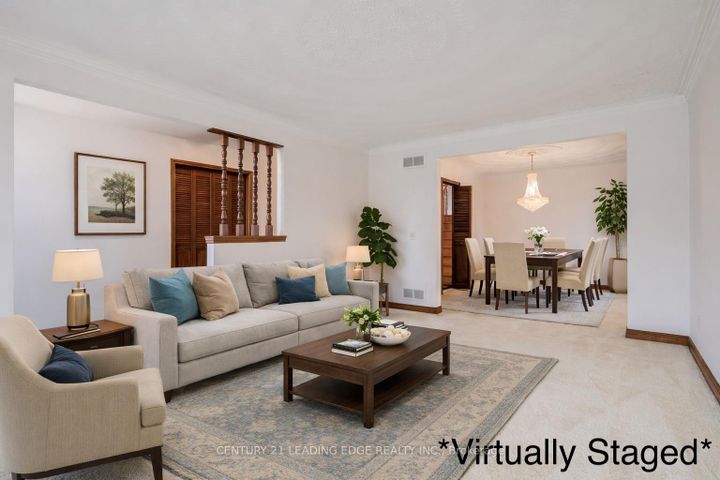 Photo 4 at 704 Hillman Crescent, Applewood, Mississauga