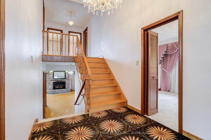 Photo 5 at 704 Hillman Crescent, Applewood, Mississauga