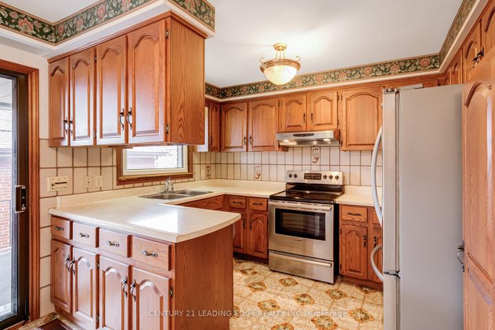 Photo 6 at 704 Hillman Crescent, Applewood, Mississauga