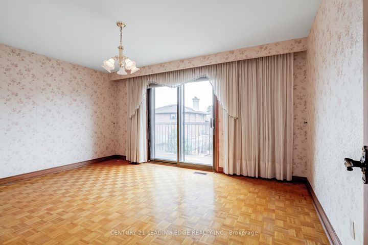 Photo 8 at 704 Hillman Crescent, Applewood, Mississauga