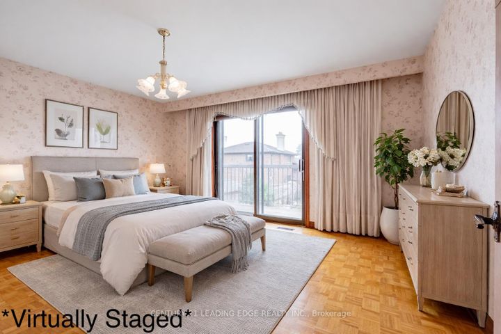 Photo 9 at 704 Hillman Crescent, Applewood, Mississauga