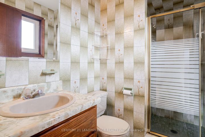 Photo 10 at 704 Hillman Crescent, Applewood, Mississauga