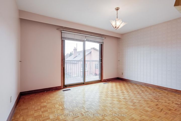 Photo 11 at 704 Hillman Crescent, Applewood, Mississauga