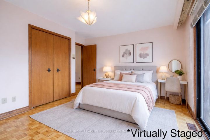 Photo 12 at 704 Hillman Crescent, Applewood, Mississauga
