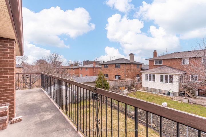 Photo 13 at 704 Hillman Crescent, Applewood, Mississauga