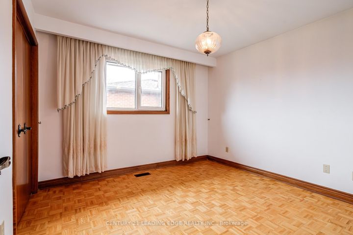 Photo 14 at 704 Hillman Crescent, Applewood, Mississauga