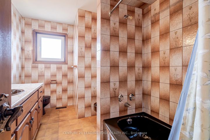 Photo 15 at 704 Hillman Crescent, Applewood, Mississauga