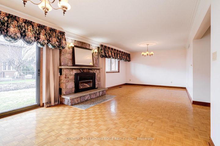 Photo 17 at 704 Hillman Crescent, Applewood, Mississauga
