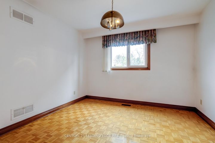 Photo 19 at 704 Hillman Crescent, Applewood, Mississauga