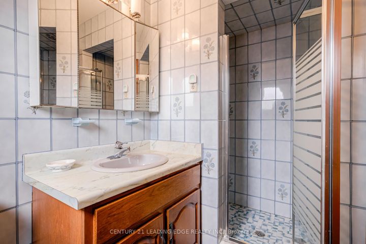 Photo 23 at 704 Hillman Crescent, Applewood, Mississauga