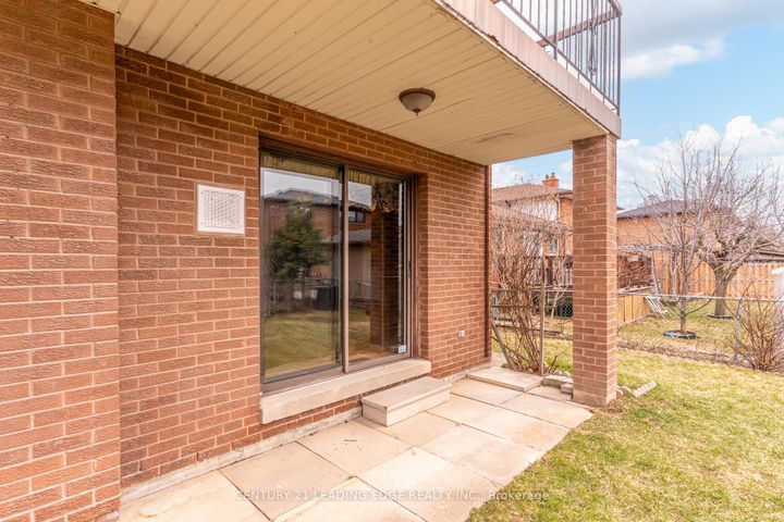 Photo 32 at 704 Hillman Crescent, Applewood, Mississauga