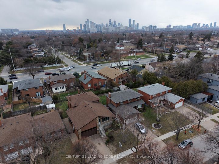 Photo 34 at 704 Hillman Crescent, Applewood, Mississauga