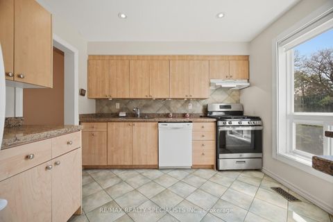 Photo 7 at 106 - 701 Burnhamthorpe Road, Markland Wood, Toronto