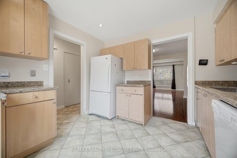 Photo 9 at 106 - 701 Burnhamthorpe Road, Markland Wood, Toronto