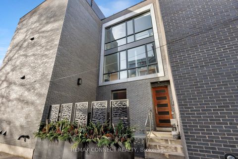 Photo 1 at TH3 - 126 Spadina Road, Annex, Toronto