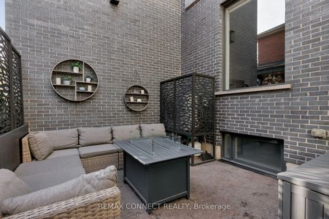 Photo 2 at TH3 - 126 Spadina Road, Annex, Toronto