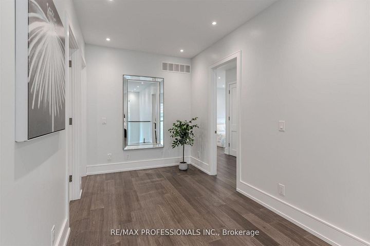 Photo 1 at 4 Dunrobin Drive, Rosethorn, Toronto