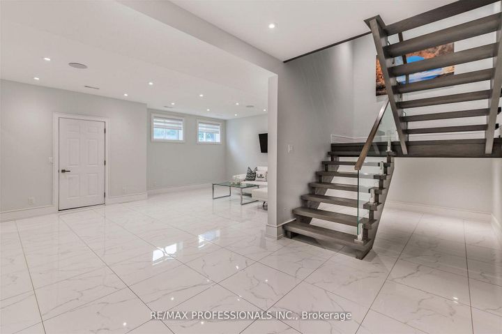 Photo 4 at 4 Dunrobin Drive, Rosethorn, Toronto