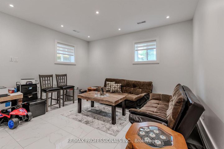 Photo 7 at 4 Dunrobin Drive, Rosethorn, Toronto