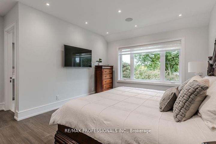 Photo 36 at 4 Dunrobin Drive, Rosethorn, Toronto