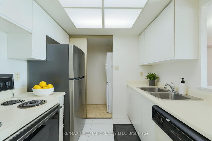 Photo 2 at 525 - 3 Greystone Walk Drive, Kennedy Park, Toronto