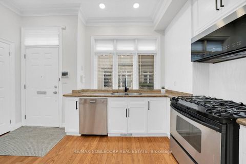 Photo 13 at 6 Luscombe Lane, Yonge Corridor, Toronto