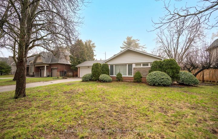 Photo 2 at 628 Shenandoah Drive, Lorne Park, Mississauga