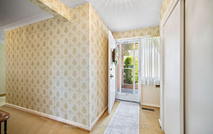 Photo 5 at 628 Shenandoah Drive, Lorne Park, Mississauga