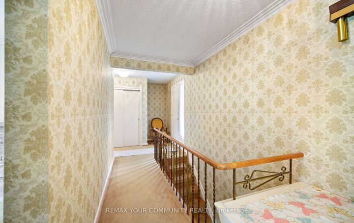 Photo 6 at 628 Shenandoah Drive, Lorne Park, Mississauga