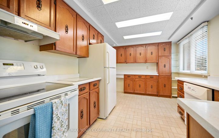 Photo 13 at 628 Shenandoah Drive, Lorne Park, Mississauga