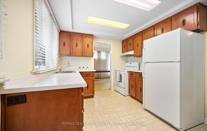 Photo 14 at 628 Shenandoah Drive, Lorne Park, Mississauga