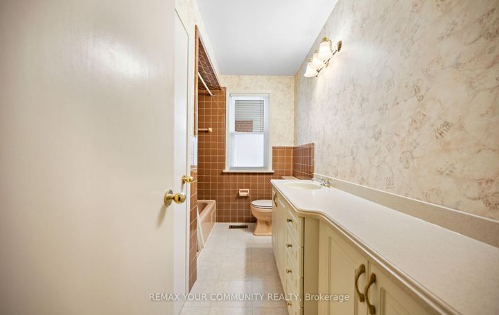 Photo 23 at 628 Shenandoah Drive, Lorne Park, Mississauga