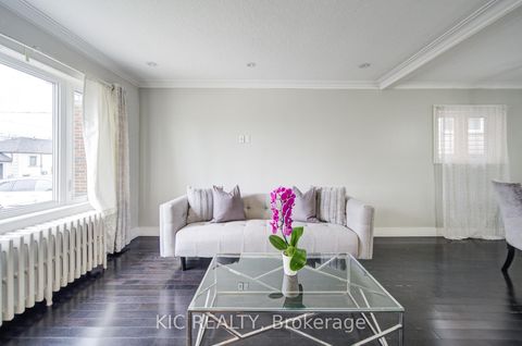 Photo 2 at 35 MONTCALM Avenue, Belgravia, Toronto