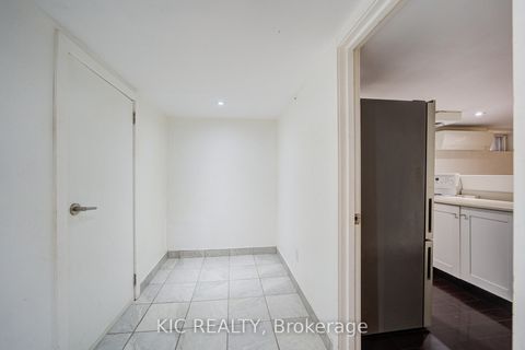 Photo 31 at 35 MONTCALM Avenue, Belgravia, Toronto