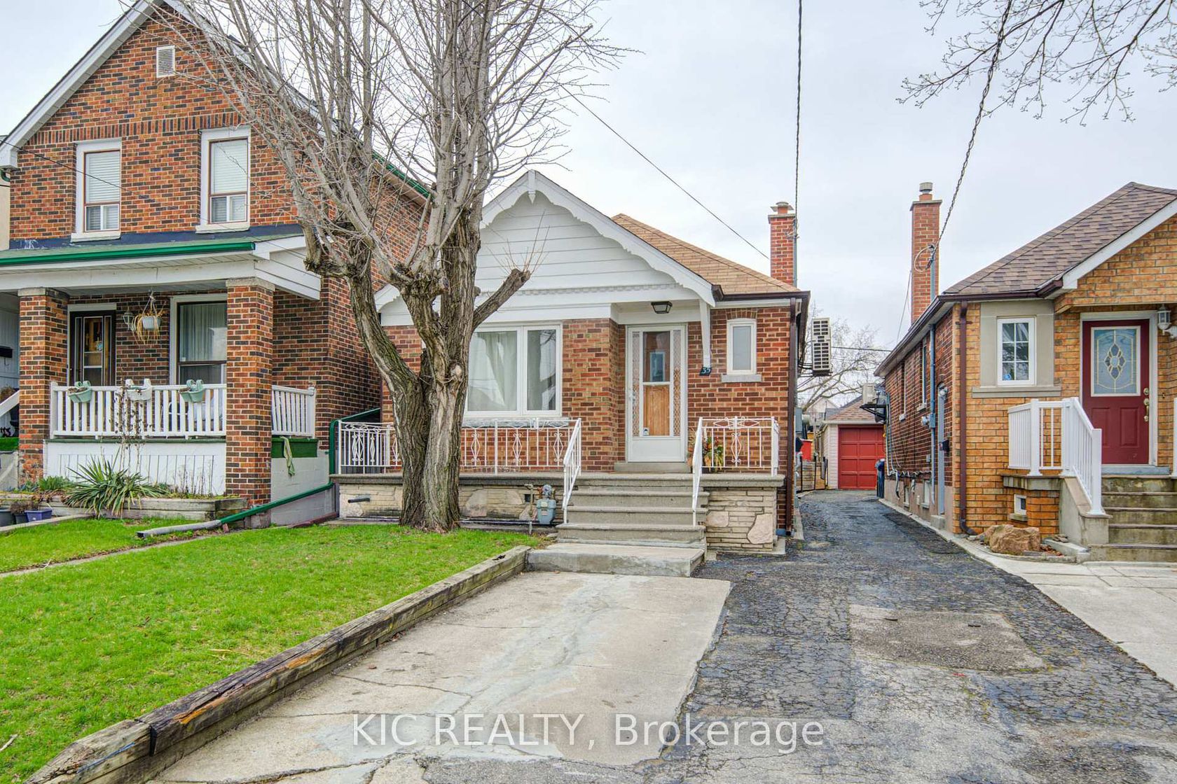 35 MONTCALM Avenue, Belgravia, Toronto photo number 2