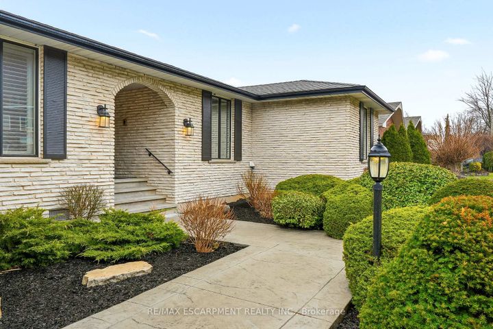 Photo 2 at 43 Maple Drive, Stoney Creek, Hamilton