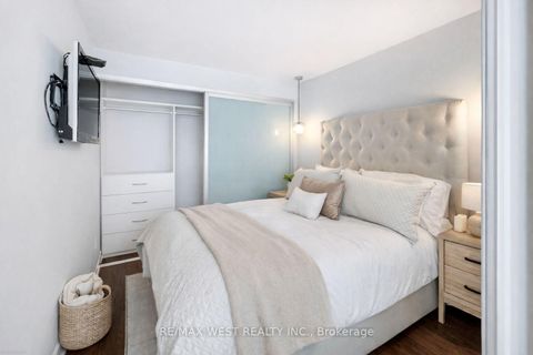 Photo 9 at 310 - 650 King Street W, Waterfront Communities C1, Toronto