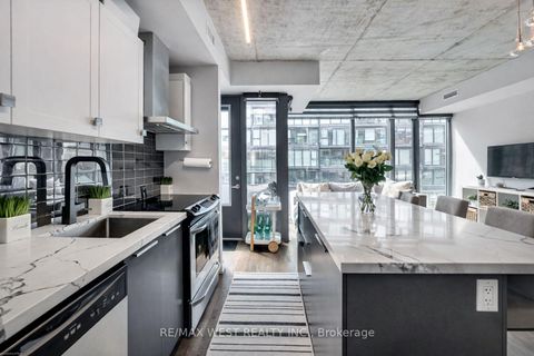 Photo 11 at 310 - 650 King Street W, Waterfront Communities C1, Toronto