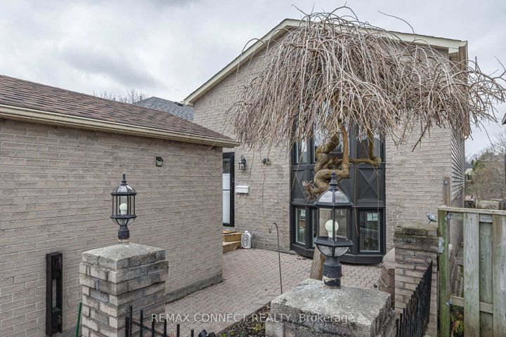 Photo 1 at 594 Waverly Street N, McLaughlin, Oshawa