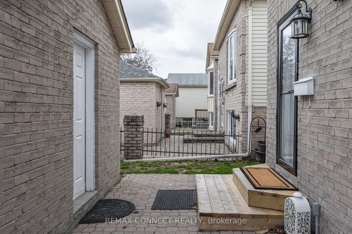 Photo 7 at 594 Waverly Street N, McLaughlin, Oshawa