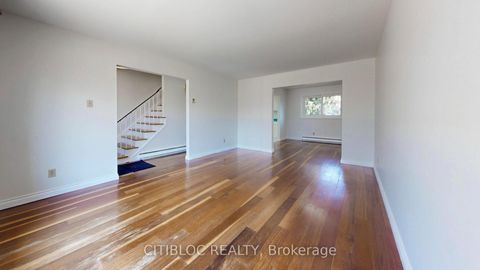 Photo 3 at 11 Castle Hill Drive, L'Amoreaux, Toronto