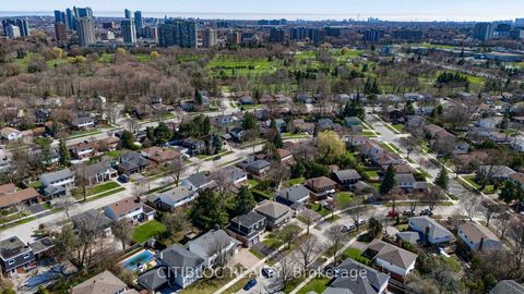 Photo 30 at 11 Castle Hill Drive, L'Amoreaux, Toronto