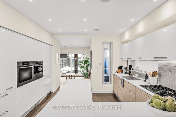 Photo 10 at 270 Euclid Avenue, Bellwoods, Toronto