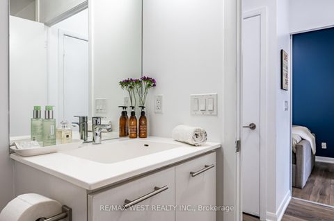 Photo 10 at 409 - 435 Richmond Street W, Waterfront Communities C1, Toronto