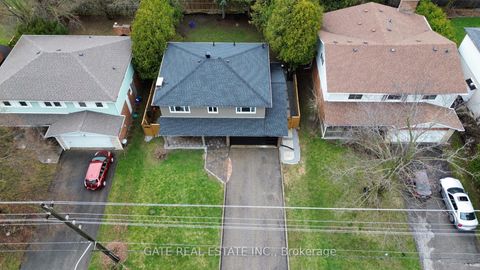 Photo 2 at 10 Thorny Brae Drive, Royal Orchard, Markham